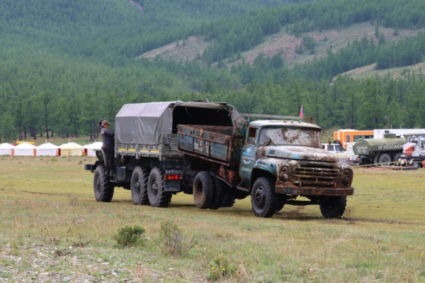 1989 онд хөвсгөл нуурт живсэн зил-130 загварын ачааны автомашиныг нийт 56 цаг ажиллаж татан гаргалаа