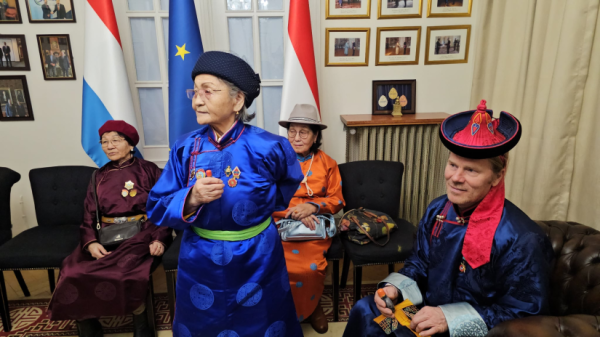 Бельгийн Хаант Улсад суугаа ЭСЯ ахмад настнуудаа хүлээн авч, хүндэтгэн золголоо