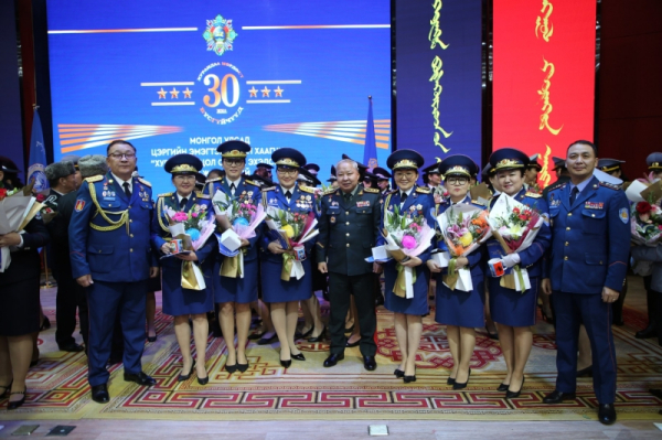 Монгол Улсад төрийн цэргийн болон хууль сахиулах байгууллагын эмэгтэй алба хаагчид хурандаа цол олгож эхэлсний 30 жилийн ой өнөөдөр тохиож байна