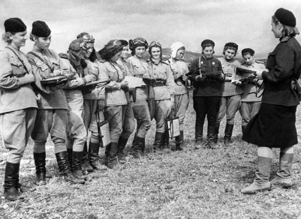 Цагаач эмэгтэйчүүд Оросын армийн хүн хүчний хомсдолыг нөхөж эхлэв Цагаач эмэгтэйчүүд Оросын армийн хүн хүчний хомсдолыг нөхөж эхлэв