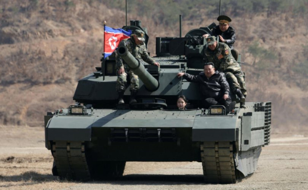 Ким Жон Ун охинтойгоо хамт танк хөлөглөж, цэргийн сургуулилтад оролцжээ