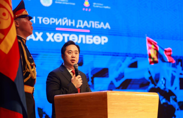 Нийслэлийн Ерөнхий боловсролын сургуулиудад төрийн далбаа гардууллаа