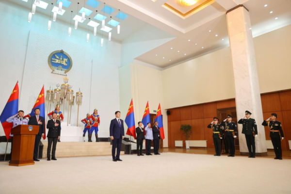 Шилдэг сонсогч, сурагчид шагнал гардууллаа