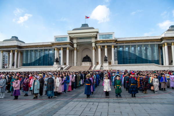 3333 сурагч “Тусгаар тогтнол” шүлгийг уншлаа