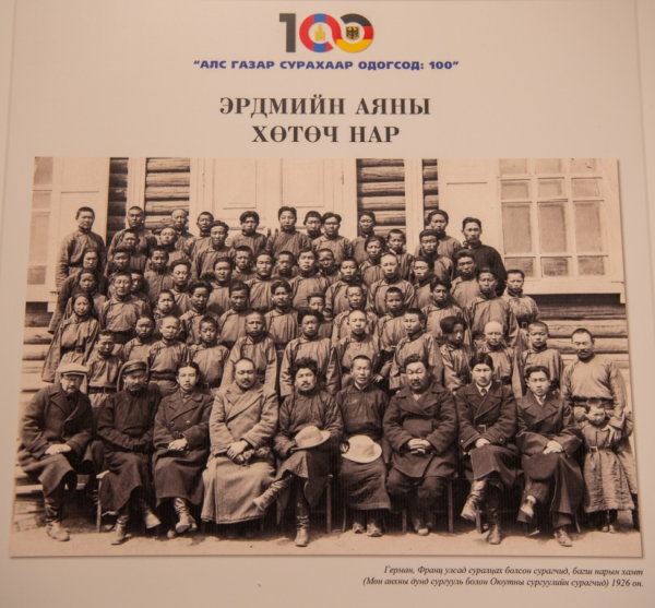 “Алс газар сурахаар одогсод: 100” тусгай үзэсгэлэнд 300 гаруй үзмэр дэлгэжээ