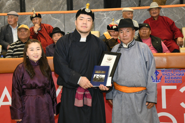 Аварга цолын хүндэтгэлийн барилдаанд улсын аварга О.Хангай хоёр дахиа түрүүлэв