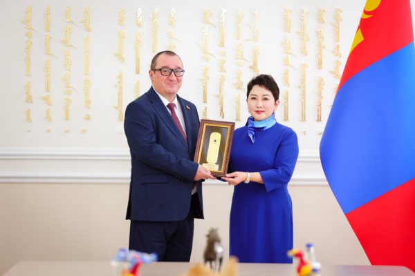 Элчин сайд Д.Н.Гореликт “Алтан гэрэгэ” гардуулав