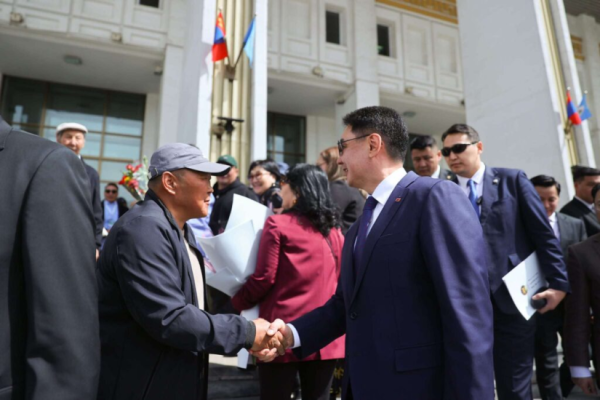 Ерөнхийлөгч У.Хүрэлсүх Чингэлтэй дүүргийн иргэдтэй уулзлаа