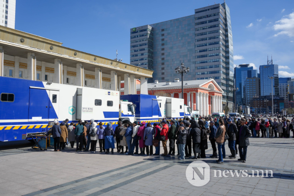 Фото: Эмнэлэгт ч, төв талбайд ч эрүүл мэндийн үйлчилгээ хүлээлэг ихтэй Фото: Эмнэлэгт ч, төв талбайд ч эрүүл мэндийн үйлчилгээ хүлээлэг ихтэй