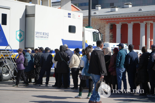 Фото: Эмнэлэгт ч, төв талбайд ч эрүүл мэндийн үйлчилгээ хүлээлэг ихтэй Фото: Эмнэлэгт ч, төв талбайд ч эрүүл мэндийн үйлчилгээ хүлээлэг ихтэй