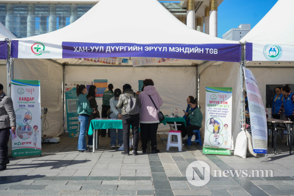 Фото: Эмнэлэгт ч, төв талбайд ч эрүүл мэндийн үйлчилгээ хүлээлэг ихтэй Фото: Эмнэлэгт ч, төв талбайд ч эрүүл мэндийн үйлчилгээ хүлээлэг ихтэй