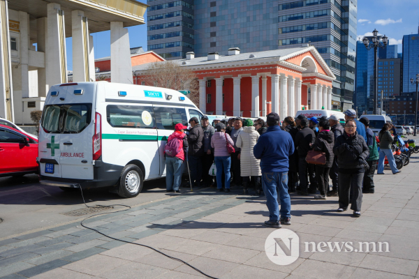 Фото: Эмнэлэгт ч, төв талбайд ч эрүүл мэндийн үйлчилгээ хүлээлэг ихтэй Фото: Эмнэлэгт ч, төв талбайд ч эрүүл мэндийн үйлчилгээ хүлээлэг ихтэй