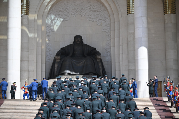 Генералууд жанжин Д.Сүхбаатарын хөшөөнд цэцэг өргөж, Чингис хааны хөшөөнд хүндэтгэл илэрхийллээ