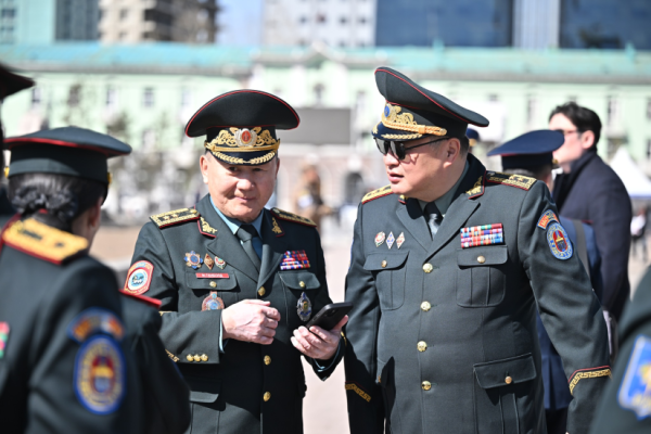 Генералууд жанжин Д.Сүхбаатарын хөшөөнд цэцэг өргөж, Чингис хааны хөшөөнд хүндэтгэл илэрхийллээ