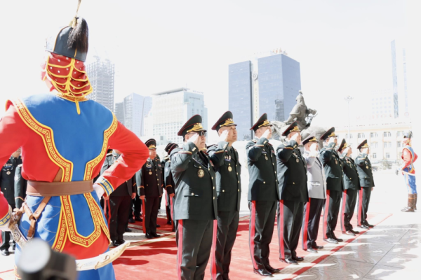 Генералууд жанжин Д.Сүхбаатарын хөшөөнд цэцэг өргөж, Чингис хааны хөшөөнд хүндэтгэл үзүүллээ