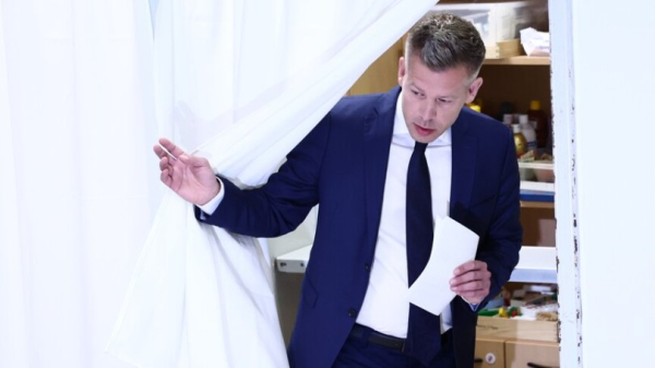 Орбаны зургийг ханандаа залсан СӨРӨГ ХҮЧИН Орбаны зургийг ханандаа залсан СӨРӨГ ХҮЧИН