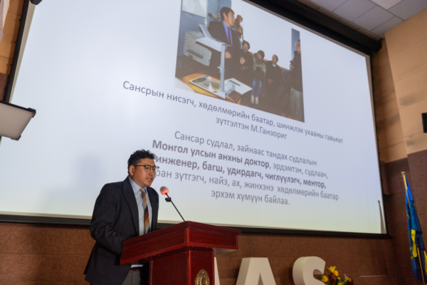 Сансрын нисэгч М.Ганзоригийн эрдмийн өвийг хоёр ботиор эмхэтгэн гаргав