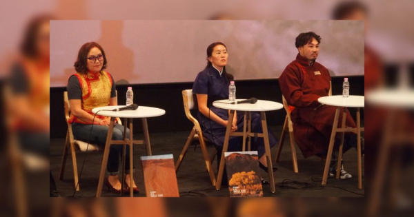 Солонгосын хэвлэлд: "Их говийн манаач" кино Пусанд нээлтээ хийж, үзэгчидтэй чөлөөт яриа өрнүүллээ Солонгосын хэвлэлд: "Их говийн манаач" кино Пусанд нээлтээ хийж, үзэгчидтэй чөлөөт яриа өрнүүллээ