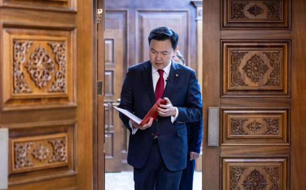 Ажил, хөдөлмөр эрхлэгчдийн амь нас, эрүүл мэндийг хамгаалах, аюулгүй орчныг бүрдүүлэх хуулийн төслийг өргөн барилаа