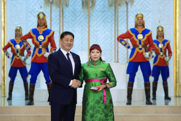 Ерөнхийлөгч У.Хүрэлсүх ээжүүдэд Алдарт эхийн одон гардууллаа