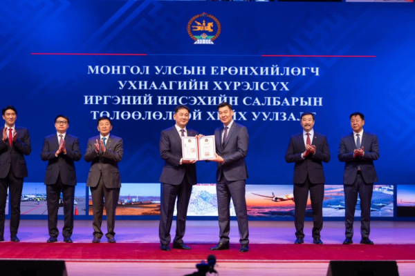 Ерөнхийлөгч У.Хүрэлсүх “МИАТ” ТӨХК-ийн хамт олонд 70 жилийн ойн баярын мэнд дэвшүүллээ
