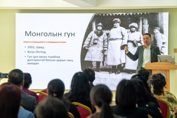 Конгрессын номын сан дахь Монголын түүхэн баримтууд бүхий “Ларсон гүн” номыг нээв