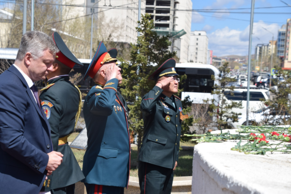 “Монгол ард” нисэх онгоцны эскадрилийн хөшөөнд цэцэг өргөв