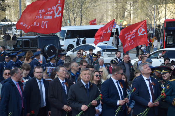 “Монгол ард” нисэх онгоцны эскадрилийн хөшөөнд цэцэг өргөв