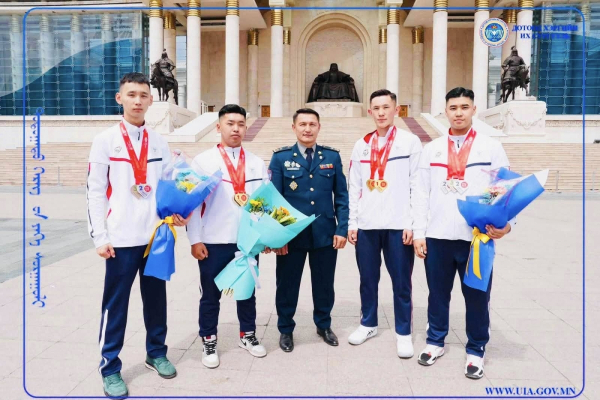 Олон улсын тэмцээнээс алт, мөнгө, хүрэл медалийг хүртлээ