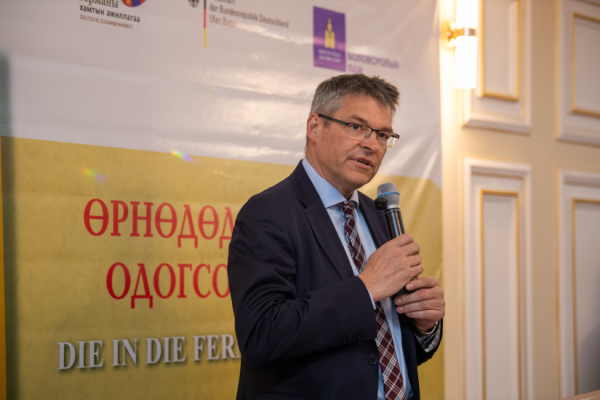 “Өрнөдөд сурахаар одогсод” цомгийг монгол, герман хэлээр хэвлүүлжээ
