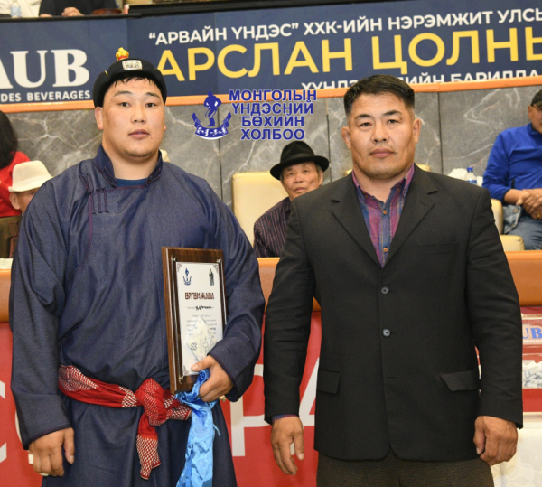 Улсын арслан Ц.Содномдорж 40 насандаа бөхийн өргөөний барилдаанд 19 дэхээ түрүүллээ