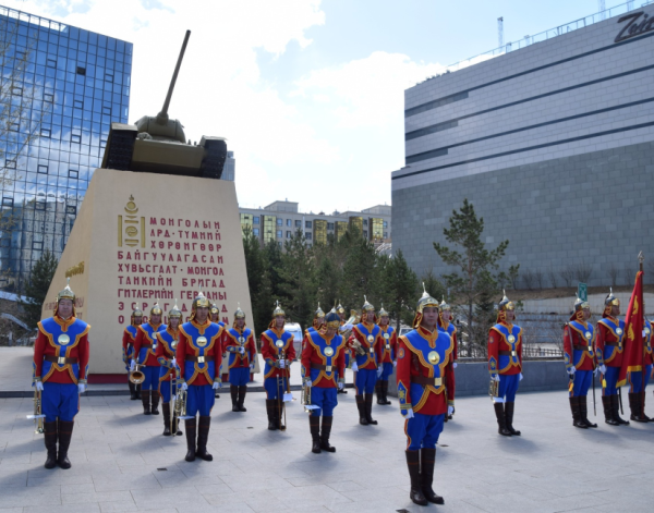 Зайсан дахь дурсгалын цогцолборт Аугаа Ялалтын ойд зориулан цэцэг өргөв