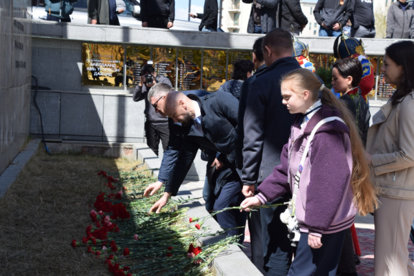 Зайсан дахь дурсгалын цогцолборт Аугаа Ялалтын ойд зориулан цэцэг өргөв