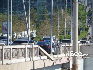 ФОТО: Энхтайваны гүүрэн дээрээс унасан автомашины жолоочоос 1.38 согтолтын зэрэг тогтоогдож, биеийн байдал хүнд байна
