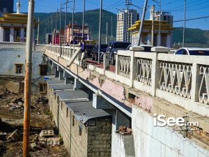 ФОТО: Энхтайваны гүүрэн дээрээс унасан автомашины жолоочоос 1.38 согтолтын зэрэг тогтоогдож, биеийн байдал хүнд байна