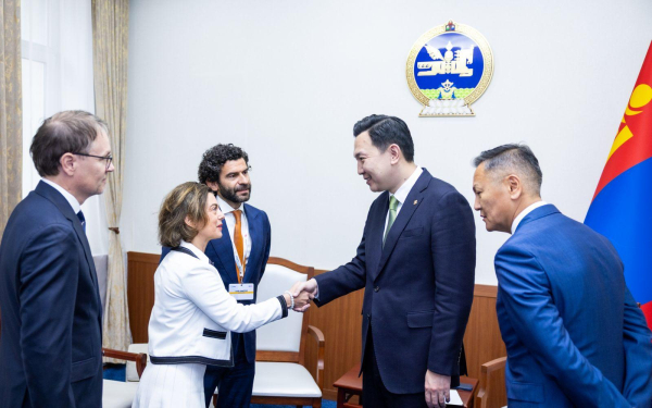 “UNLOCK THE MONGOLIAN ECONOMY” ХУРАЛДААНЫ ҮЕЭР 545 САЯ АМ.ДОЛЛАРЫН ХӨРӨНГӨ ОРУУЛАЛТЫН ГЭРЭЭ, САНАМЖ БИЧГҮҮДЭД ГАРЫН ҮСЭГ ЗУРАВ