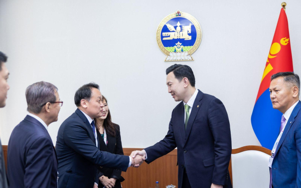 “UNLOCK THE MONGOLIAN ECONOMY” ХУРАЛДААНЫ ҮЕЭР 545 САЯ АМ.ДОЛЛАРЫН ХӨРӨНГӨ ОРУУЛАЛТЫН ГЭРЭЭ, САНАМЖ БИЧГҮҮДЭД ГАРЫН ҮСЭГ ЗУРАВ
