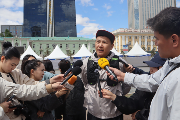 Жүжигчин Ш.Мөнхбаяр Улаанбаатараас Эрдэнэт хүртэл 400 км гүйнэ