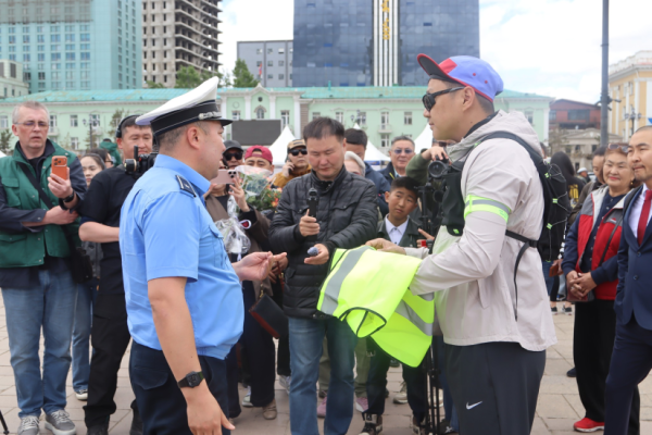 Жүжигчин Ш.Мөнхбаяр Улаанбаатараас Эрдэнэт хүртэл 400 км гүйнэ