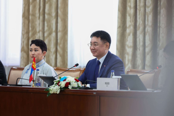 Ерөнхийлөгч У.Хүрэлсүх, И Жэ Мён нар албан ёсны хэлэлцээ хийлээ