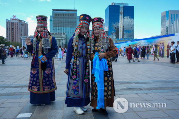 Фото сурвалжлага: Дэлхийд гайхагдах үндэсний хувцас Фото сурвалжлага: Дэлхийд гайхагдах үндэсний хувцас