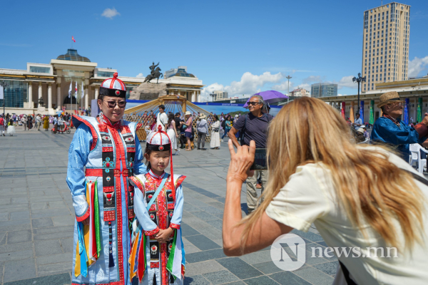 Фото сурвалжлага: Дэлхийд гайхагдах үндэсний хувцас Фото сурвалжлага: Дэлхийд гайхагдах үндэсний хувцас