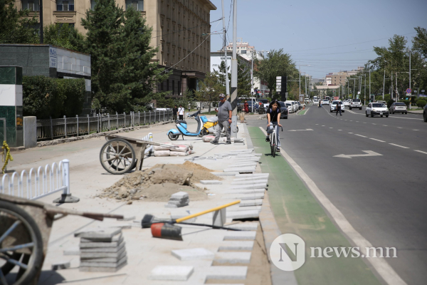 Фото сурвалжлага: Хотын удирдлагууд явган зам засах "хоббитой"