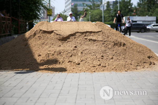 Фото сурвалжлага: Хотын удирдлагууд явган зам засах "хоббитой"