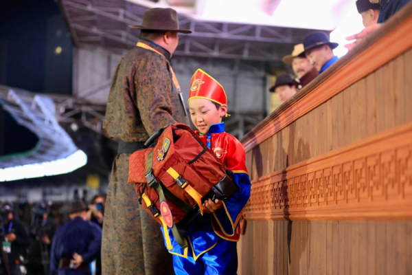 Хурдан морины унаач хүүхдүүдэд баяр хүргэж бэлэг гардуулав