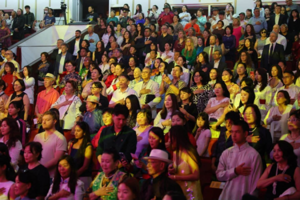 “Мөнхөд орших Монгол” Төрийн хүндэтгэлийн цэнгүүнийг нээж, иргэд, зочид төлөөлөгчдөд баярын мэндчилгээ дэвшүүллээ
