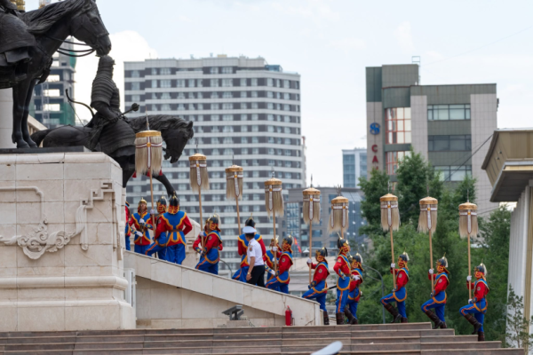 Төрийн есөн хөлт цагаан тугийг цэнгүүллээ