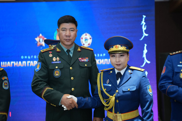 Төрийн шагнал гардуулж, салбарын шагнал, цол олголоо