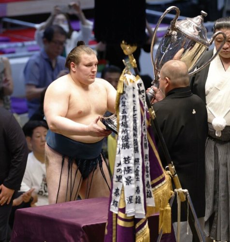 Украины дүрвэгч хүү сүмогийн их аварга болох нь Украины дүрвэгч хүү сүмогийн их аварга болох нь