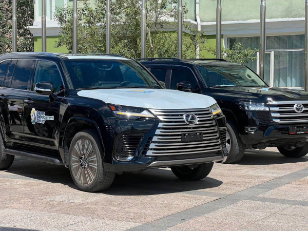 Улсын гарди М.Лхагвагэрэлд "Lexus LX600" болон 3 өрөө байр бэлэглэжээ